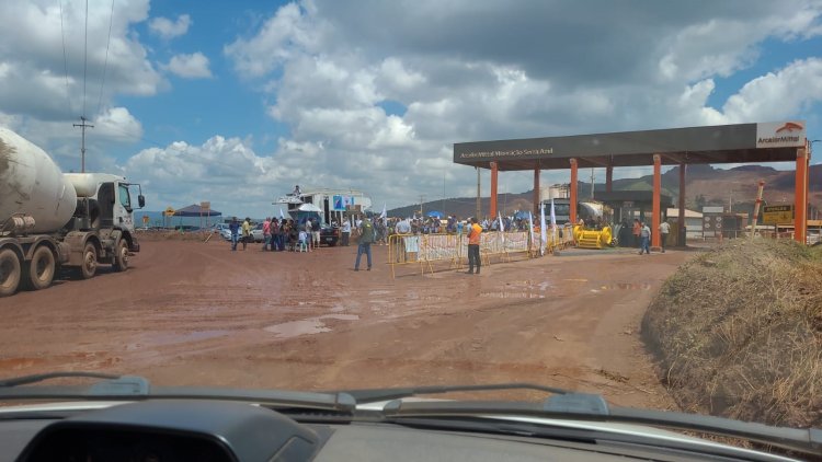 COBRANÇAS - Atingidos protestam contra ArcelorMittal