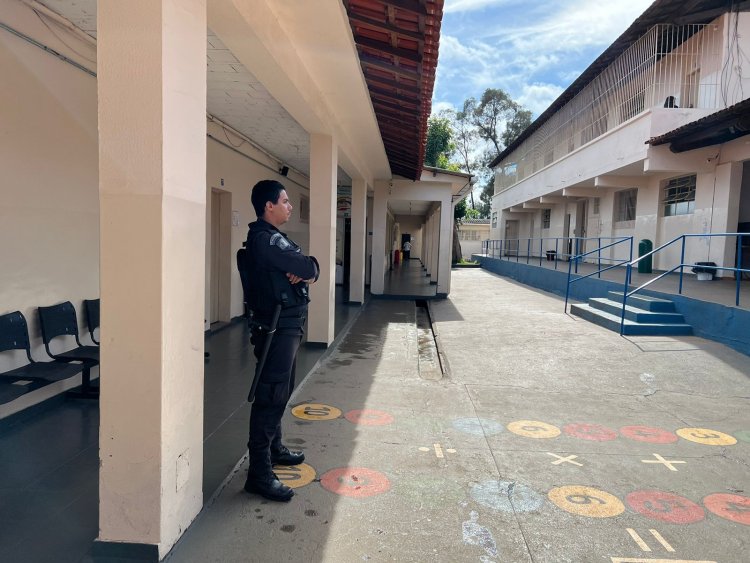 MONITORAMENTO - Câmera de segurança dentro das escolas