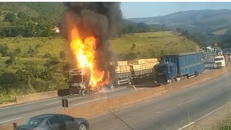 Alto risco na estrada: carreta pega fogo enquanto outras passam ao lado na Fernão Dias