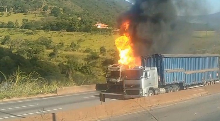 Alto risco na estrada: carreta pega fogo enquanto outras passam ao lado na Fernão Dias