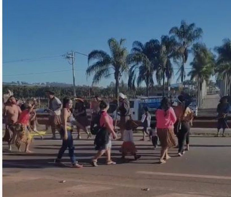 Manifestação interdita o trânsito na Fernão Dias em São Joaquim de Bicas