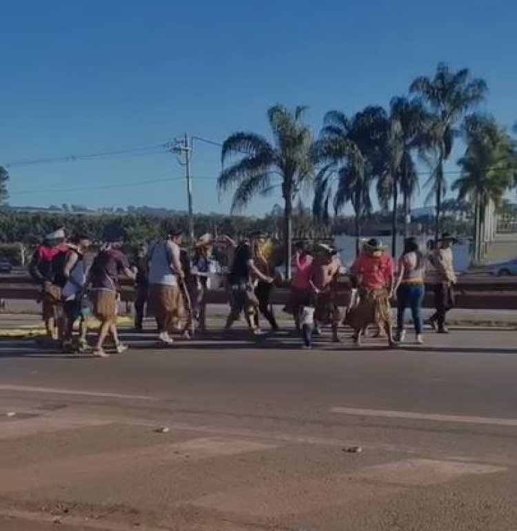 Manifestação interdita o trânsito na Fernão Dias em São Joaquim de Bicas