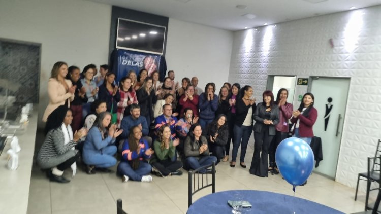 MULHERES EMPREENDEDORAS - Alunas recebem certificado de curso