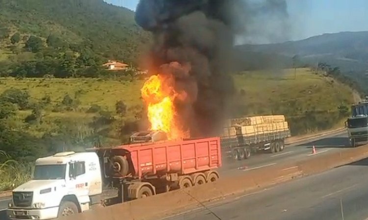 INCÊNDIO - Carreta pega fogo enquanto  outras passam ao lado na BR-381