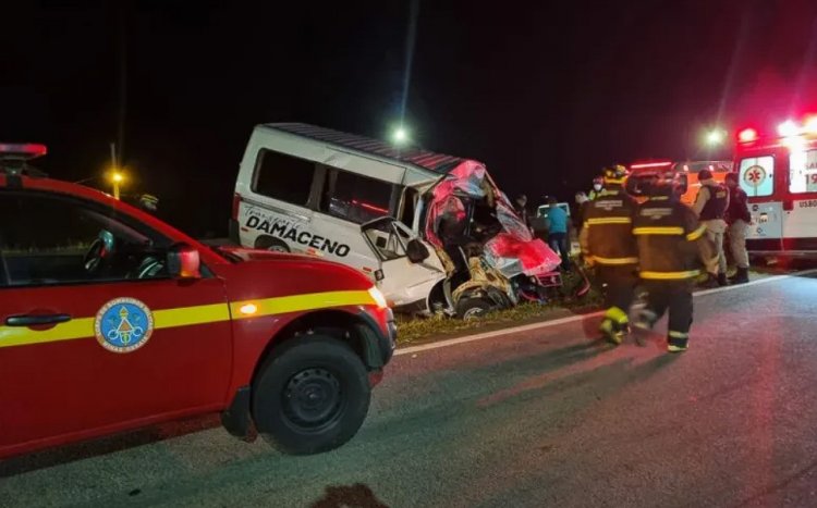 FERNÃO DIAS: Acidente grave com van e carreta em Carmópolis