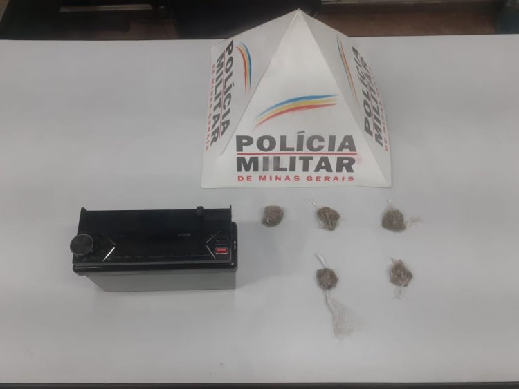 PM apreende drogas e recupera rádio de carro