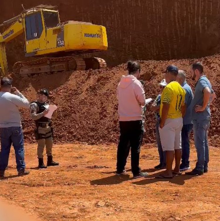 MINERAÇÃO CLANDESTINA - Extração irregular de minério próximo à entrada da cidade