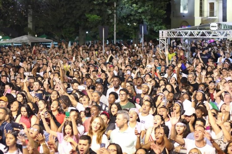 LOUVOR NA PRAÇA - Cerca de 8 mil pessoas  prestigiaram a Marcha para Jesus