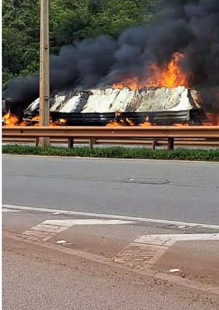 Caminhão pega fogo na rodovia e assusta moradores de Santa Teresinha