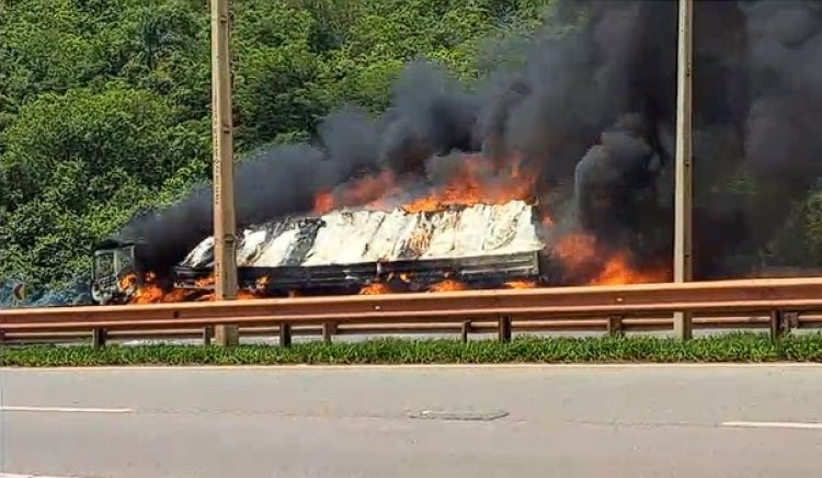 Caminhão pega fogo na rodovia e assusta moradores de Santa Teresinha