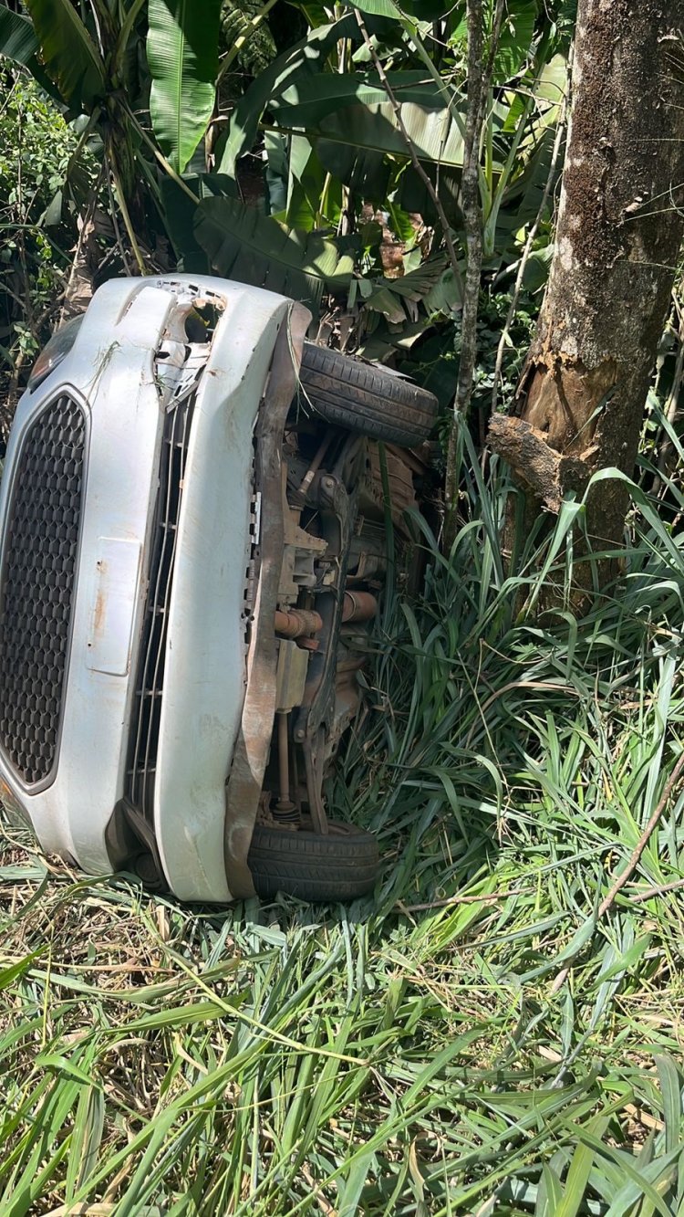 Carro “escorrega” em  óleo e cai em ribanceira
