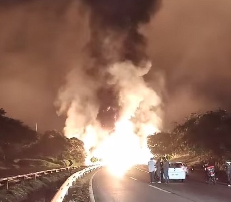ACIDENTE: Carreta tomba e pega fogo na Fernão Dias