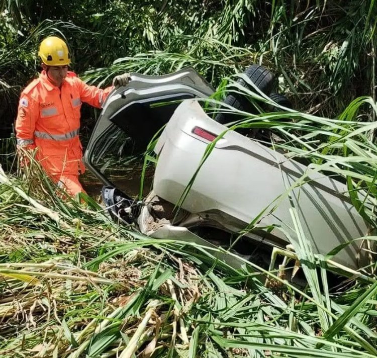 Carro cai no abismo às margens da rodovia