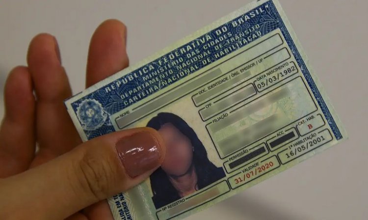Trajes e acessórios liberados na foto da CNH