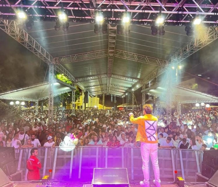 RÉVEILLON 2025 - Mais de 7 mil pessoas na Praça Antônio Quirino
