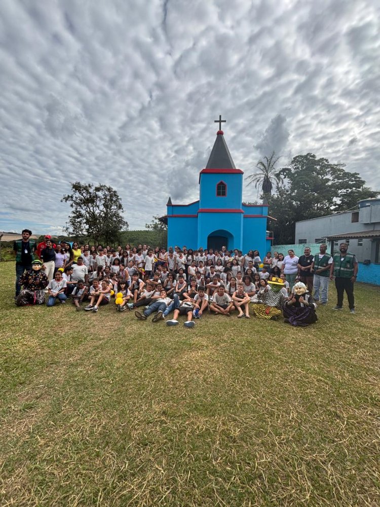 TURISMO RURAL ESCOLAR - Alunos nos pontos turísticos da cidade