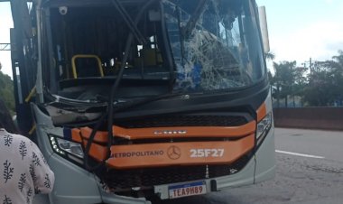 Colisão entre ônibus e caminhão mobiliza equipes de resgate na Serra de Igarapé