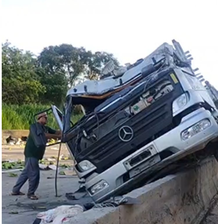 ACIDENTE NA BR-381 - Caminhão “sobe” na mureta de proteção