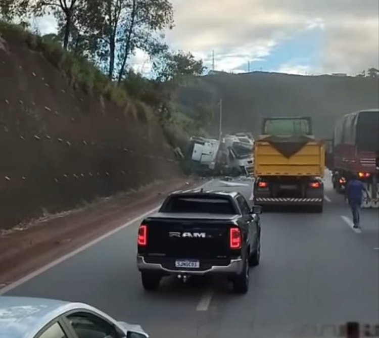 Acidente com carreta de frutas causa interdição na BR-381, na Serra de Igarapé