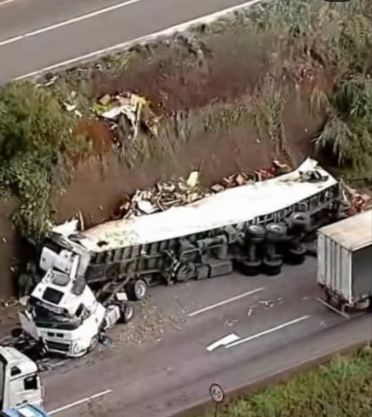 Acidente com carreta de frutas causa interdição na BR-381, na Serra de Igarapé