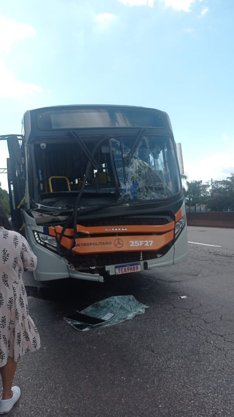 Colisão entre ônibus e caminhão mobiliza equipes de resgate na Serra de Igarapé