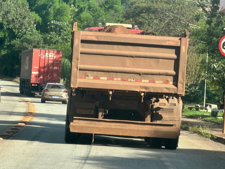 IRREGULARIDADES - Caminhões sem lona expõem riscos na MG-431 e na BR-381