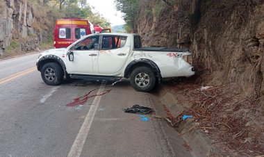 Motorista perdeu o controle e capotou caminhonete