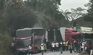 Acidente bloqueia BR-381 em Itatiaiuçu