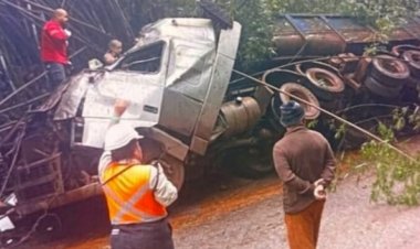 Itatiaiuçu: Caminhoneiro é socorrido após acidente em estrada de acesso a mineradora