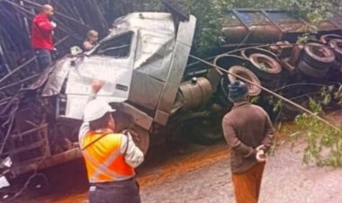 Carreta cai em vala em estrada de acesso à mineradora