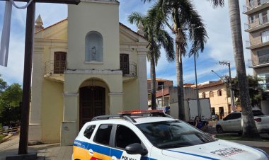 COMPORTAMENTO AGRESSIVO - Homem é abordado com drogas e resiste à prisão