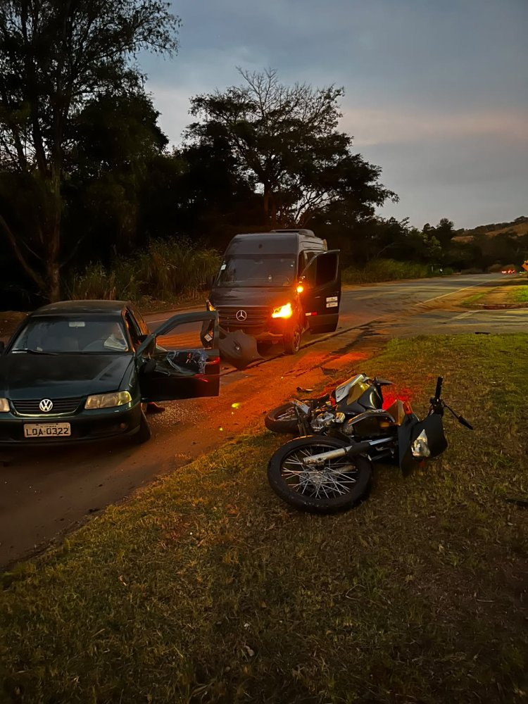 ACIDENTE - Três veículos se envolvem em colisão na MG-431