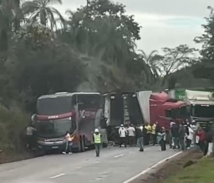 Acidente bloqueia BR-381 em Itatiaiuçu