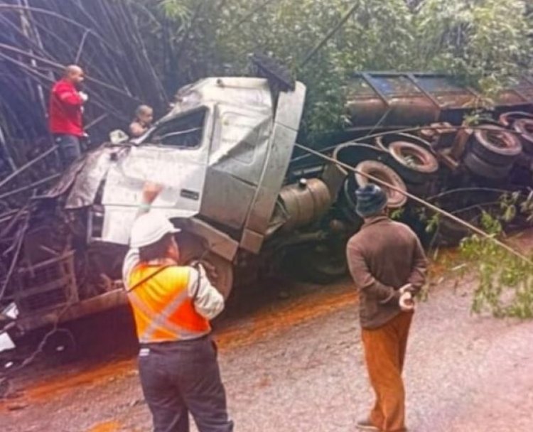 Carreta cai em vala em estrada de acesso à mineradora