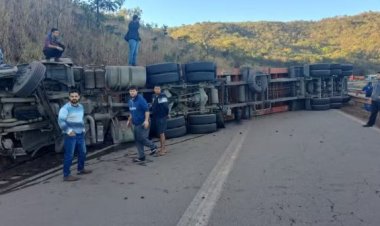Tombamento de carreta causa engarrafamento