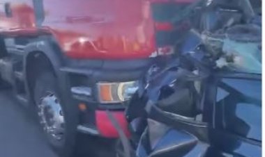 Carro fica destruído e motorista escapa sem ferimentos