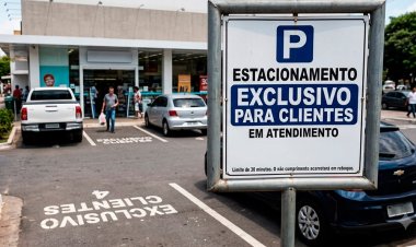EM PARÁ DE MINAS - Justiça determina retirada de placas de estacionamento exclusivo em frente à drogaria