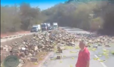 Carreta tomba e despeja  detergente na BR-381