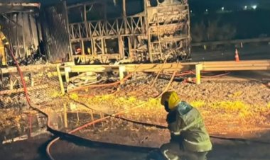 Ônibus é destruído pelo fogo na Fernão Dias