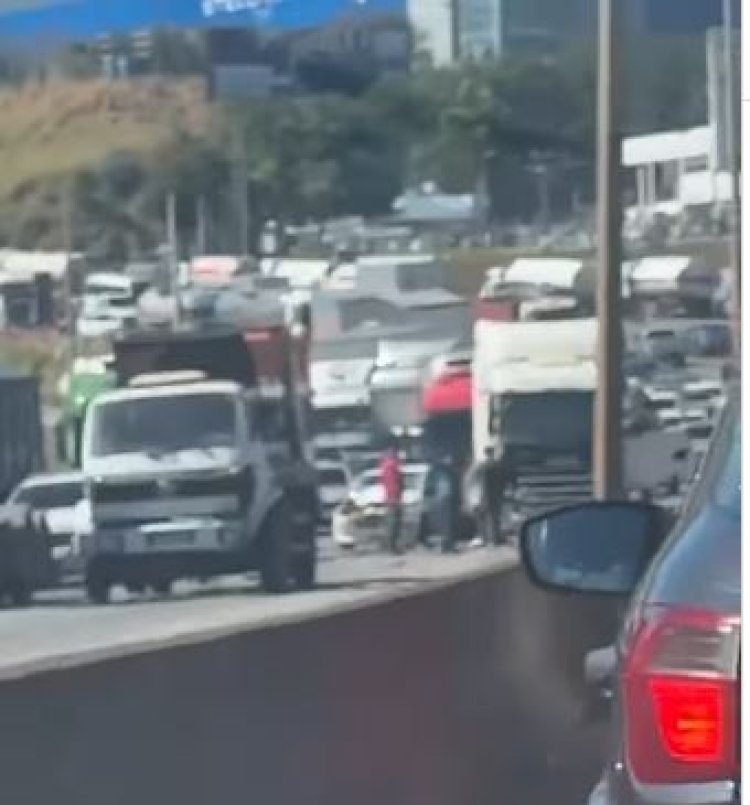 Sete veículos se envolvem em acidente na Fernão Dias