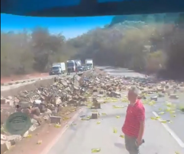 Carreta tomba e despeja  detergente na BR-381
