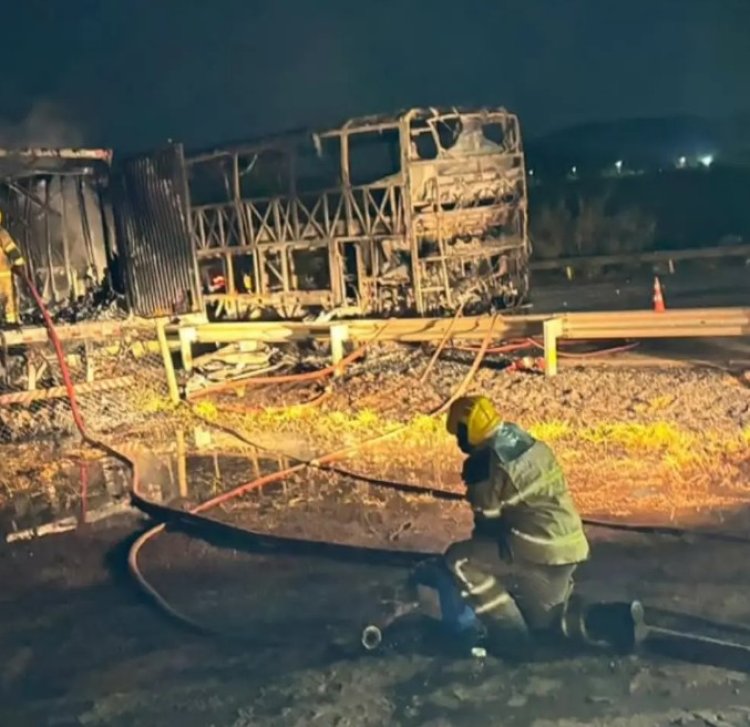 Ônibus é destruído pelo fogo na Fernão Dias
