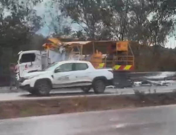 Grave colisão entre ônibus e caminhão interdita a Fernão Dias em Itatiaiuçu