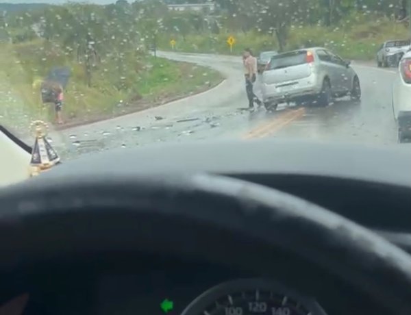 Acidente complica o trânsito no sentido Itaúna a Itatiaiuçu na tarde desta terça-feira