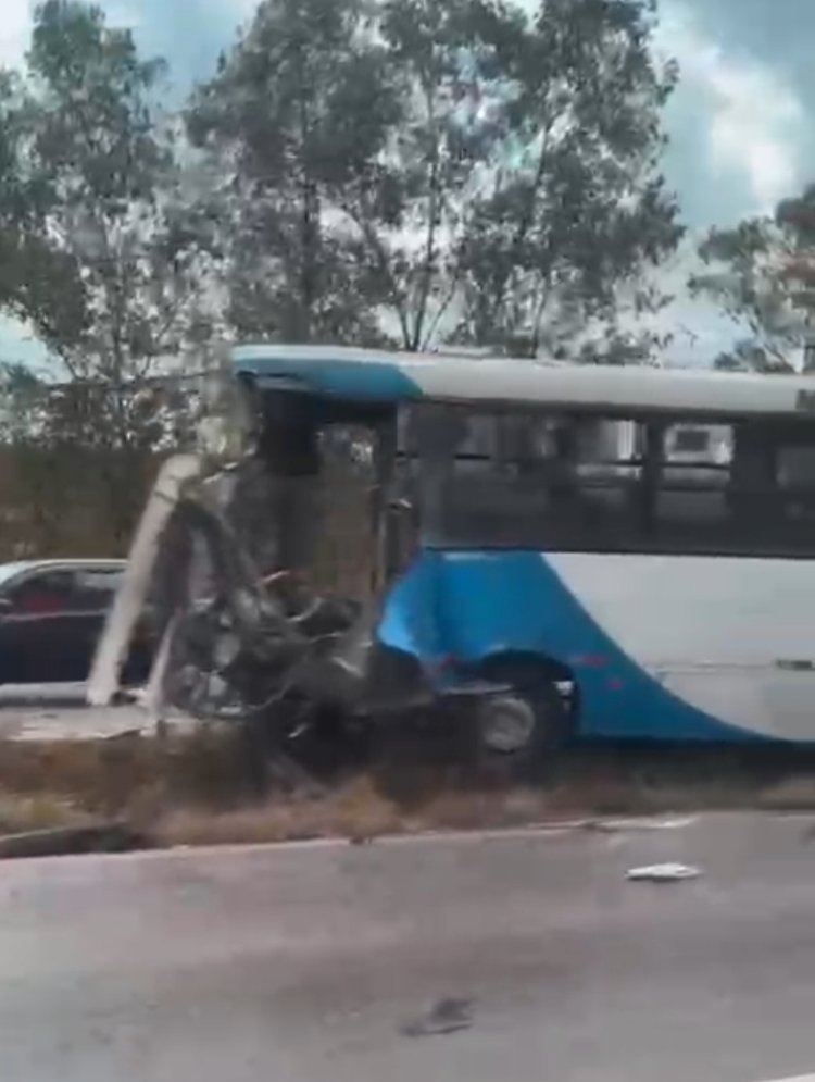 Grave colisão entre ônibus e caminhão interdita a Fernão Dias em Itatiaiuçu