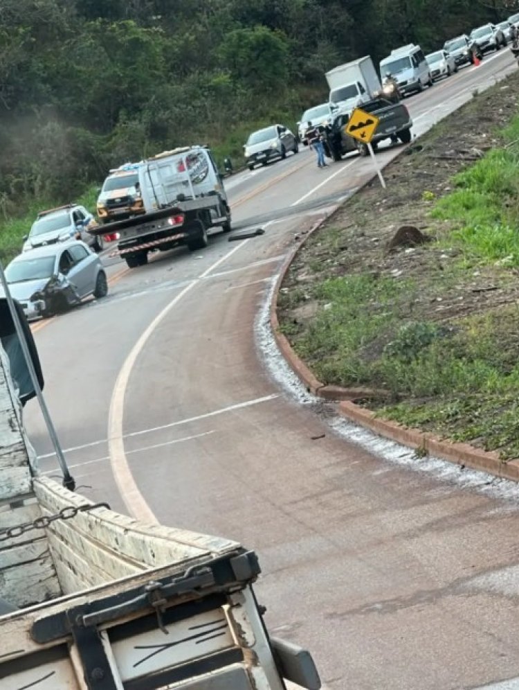 Chuva e acidente atrapalham o trânsito