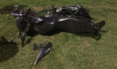 ACIDENTE - Moto bate na lateral de caminhão