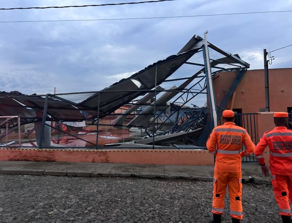 Desabamento de cobertura de quadra atinge residências em Rio Manso