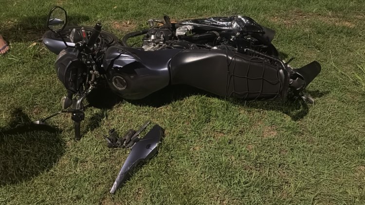 ACIDENTE - Moto bate na lateral de caminhão