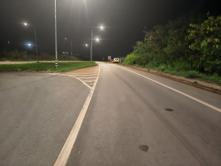 ACIDENTE - Moto bate na lateral de caminhão
